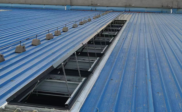 某城市大型商业综合体中庭天峻排烟窗工程